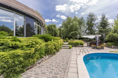 Yüzme havuzlu modern bir ev