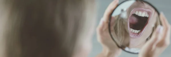 Reflexão de menina gritando — Fotografia de Stock