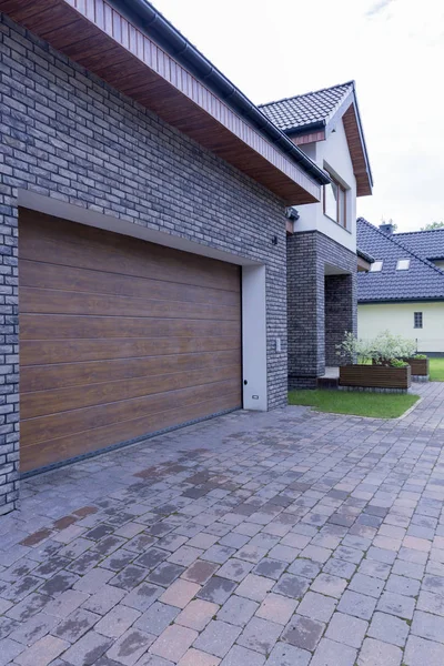 Detached house with automatic garage door — Stock Photo, Image