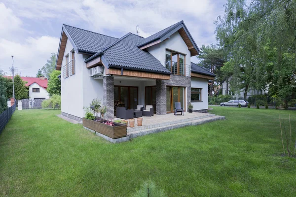 Einfamilienhaus außen mit Terrasse — Stockfoto