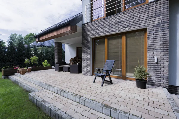 Pequeno terraço de concreto com móveis — Fotografia de Stock