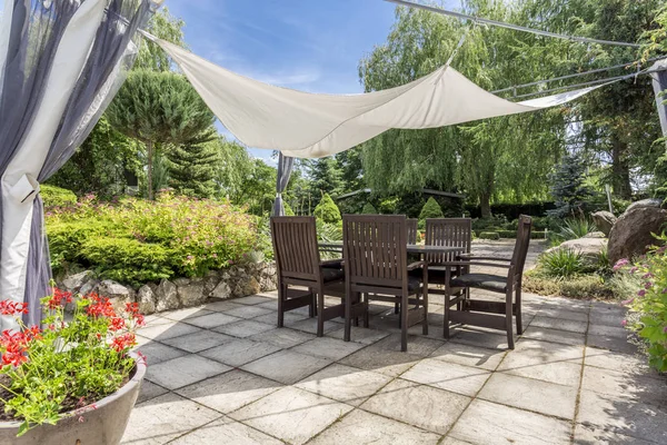 Tafel en stoelen, omgeven door tuin — Stockfoto
