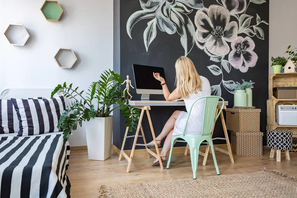 Mulher sentada em sua mesa — Fotografia de Stock