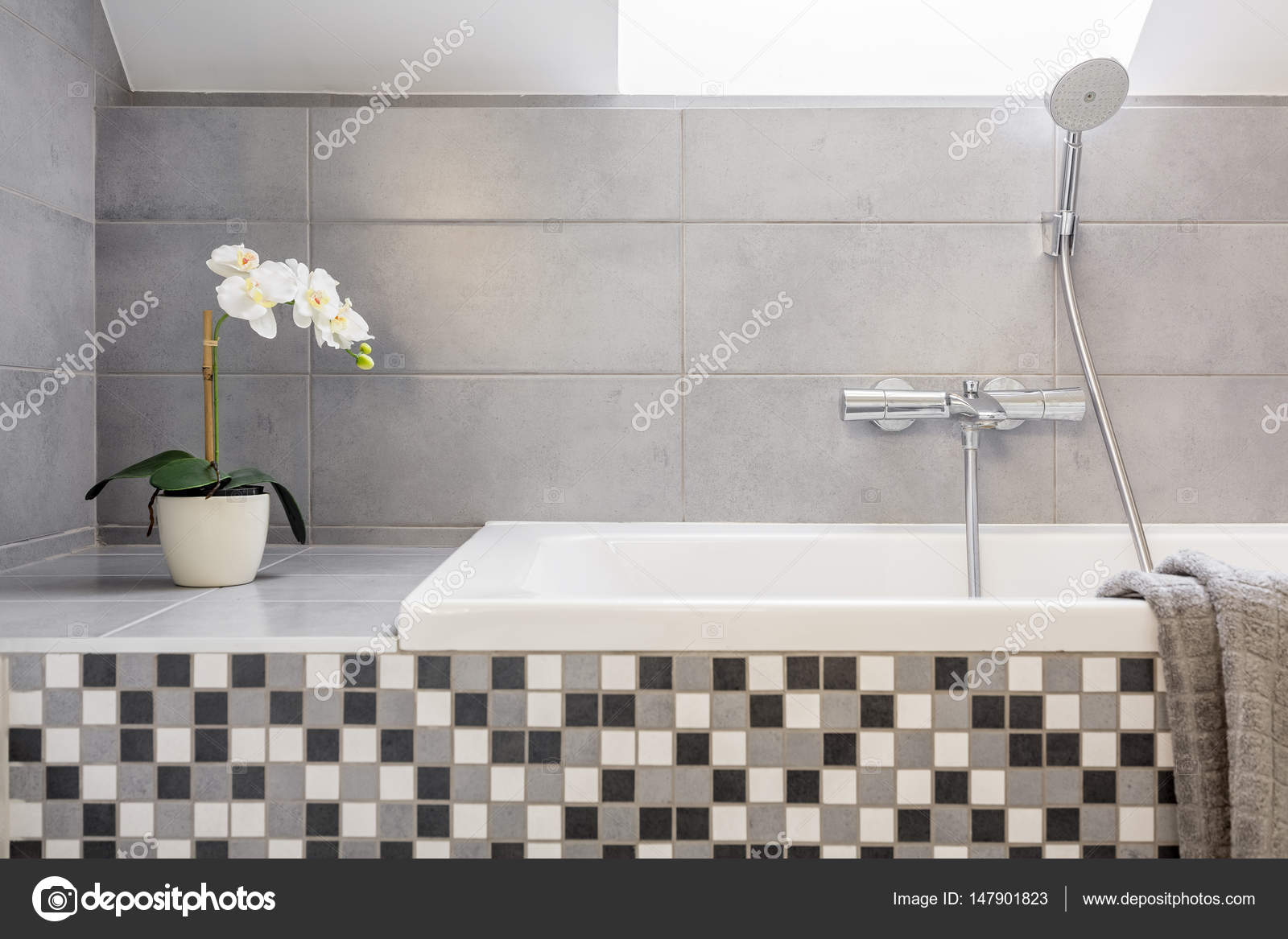 Verwonderlijk Grijze badkamer met mozaïektegels — Stockfoto © photographee.eu RG-41