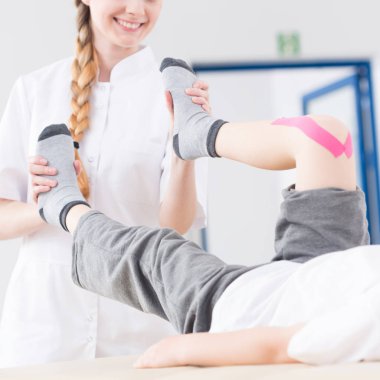 Hasta ile egzersiz genç fizyoterapist