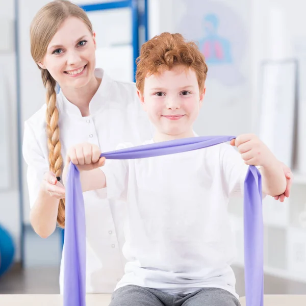 Bambino con elastico durante la riabilitazione — Foto Stock