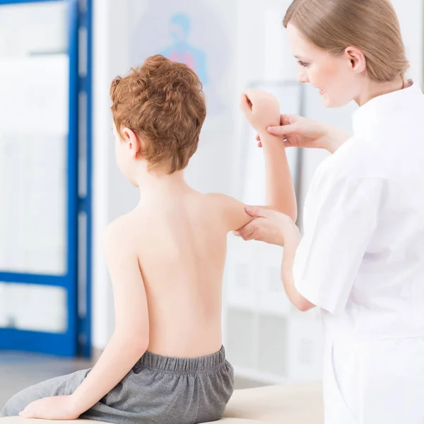 Niño visitando fisioterapeuta pediátrico — Foto de Stock