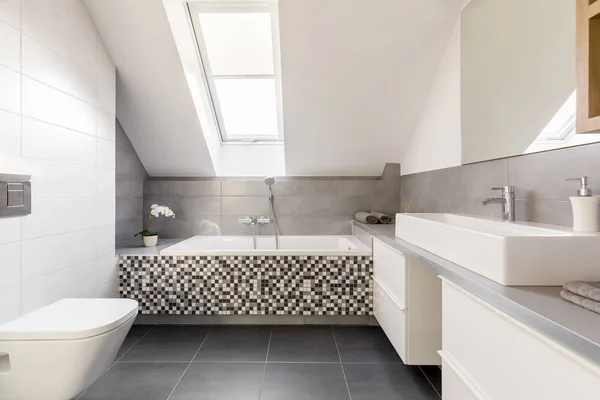 Серо-белая ванная комната — стоковое фото