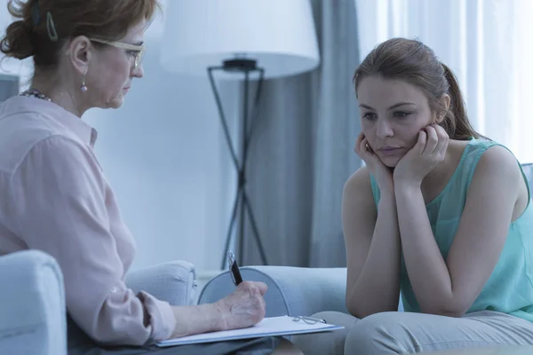 Mulher deprimida conversando com psicólogo — Fotografia de Stock