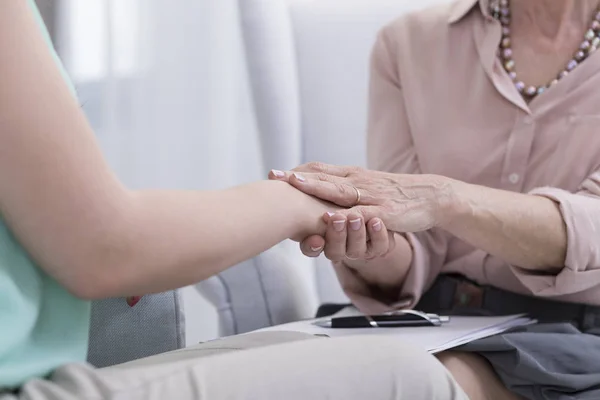 Psychologin hält ihrer Patientin die Hand — Stockfoto