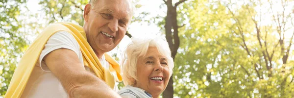 Seniorenpaar in einem Park — Stockfoto
