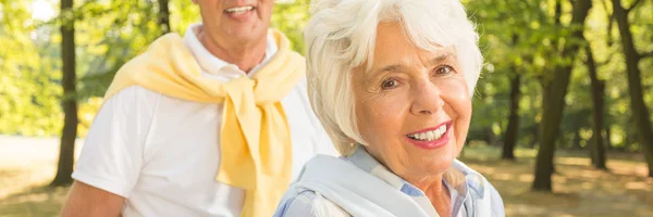 Senior vrouw en haar echtgenoot — Stockfoto
