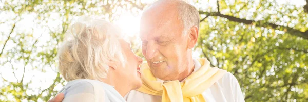 Coppia anziana baci — Foto Stock