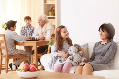 Küçük kız oturma odasında büyükanne ile konuşurken