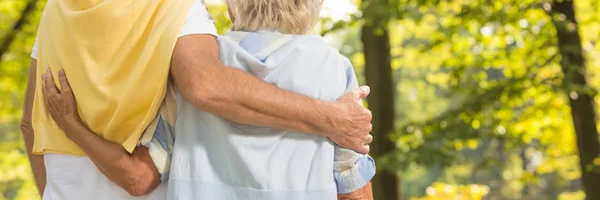 Seniorenpaar umarmt sich — Stockfoto
