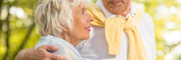 Äldre man kramar sin fru — Stockfoto