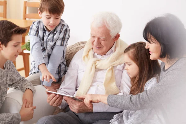 Opa met behulp van Tablet PC — Stockfoto