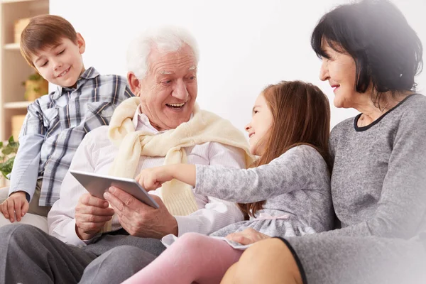 Nipoti e nonni che usano un tablet — Foto Stock