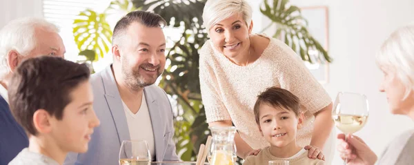 Щаслива сімейна вечеря з синами — стокове фото