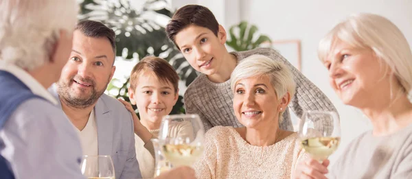 Familia con niños disfrutando de la comida —  Fotos de Stock