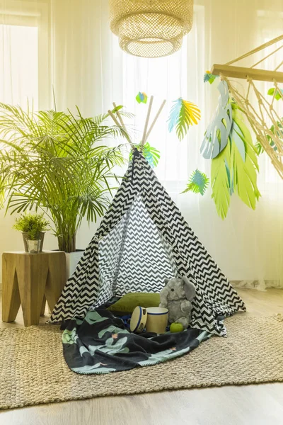 Habitación para niños con tienda — Foto de Stock