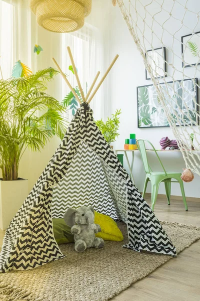 Zelt und Hängematte in einem Raum — Stockfoto