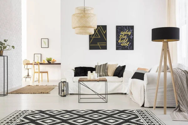 Elegante loft con sofá — Foto de Stock