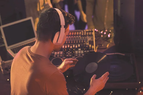 DJ drží vinylová deska — Stock fotografie