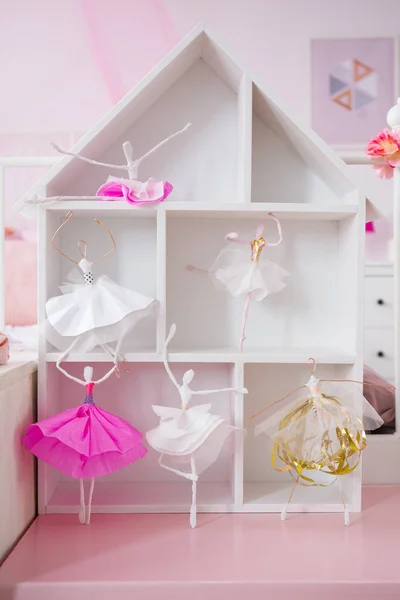 Domeček pro panenky s baleríny — Stock fotografie