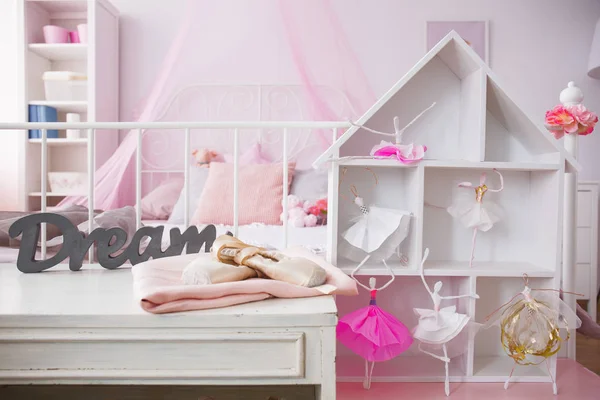 Interior do quarto com casa de bonecas — Fotografia de Stock