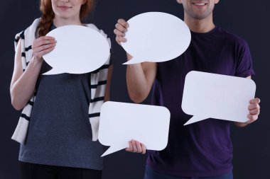 İnsanlar konuşma balonları holding