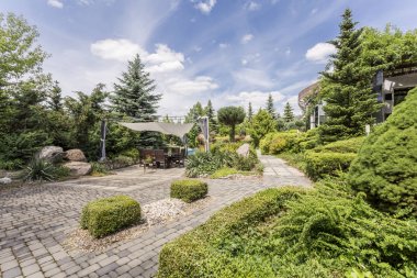 Bitkiler ile geniş çakıllı veranda