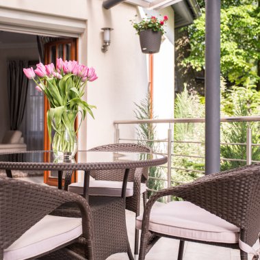 Terasta dinlenmek için bir yer