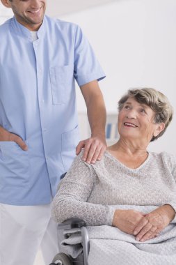Caregiver ve kıdemli tekerlekli sandalye üzerinde