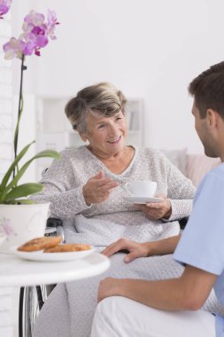 Büyükanne Caregiver ile konuşmak