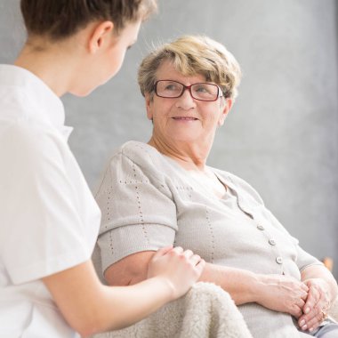 Gülümseyen yaşlı kadın ve bakıcı