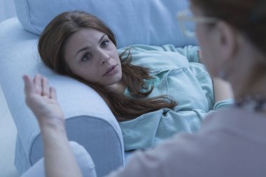 Kanepede yatan kadın vurguladı