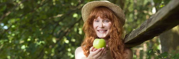 Yeşil elma ile Kızıl saçlı kız — Stok fotoğraf