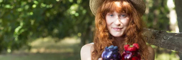 Frau mit Gläsern mit saisonalen Früchten — Stockfoto