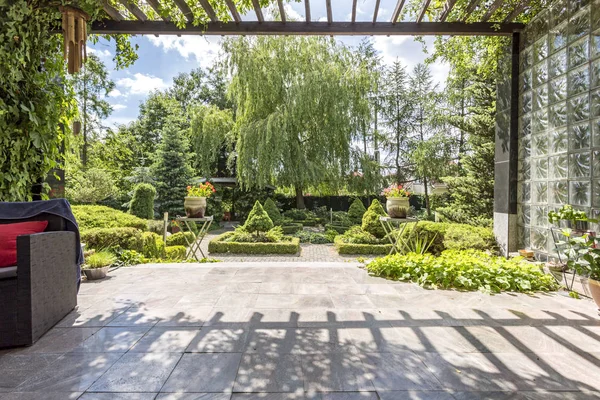 Elegante terraza y un gran jardín — Foto de Stock