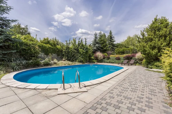 Piscine ovale dans le jardin — Photo