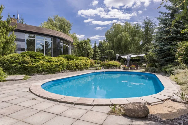 Ovales Schwimmbad im großen Garten — Stockfoto