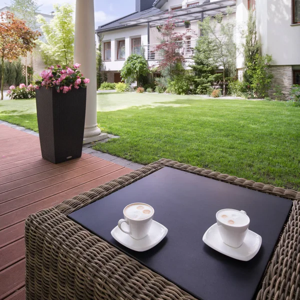 Casa patio con mesa de ratán — Foto de Stock