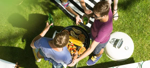 Män vid grillen — Stockfoto