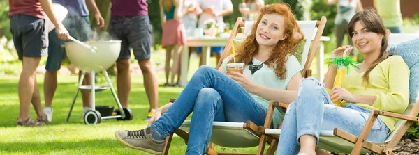 Mädchen auf den Sonnenliegen — Stockfoto