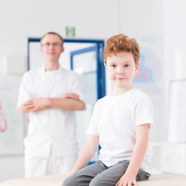 Rehabilitación profesional del paciente infantil — Foto de Stock