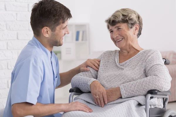 Caregiver comforting elderly woman — Stock Photo, Image