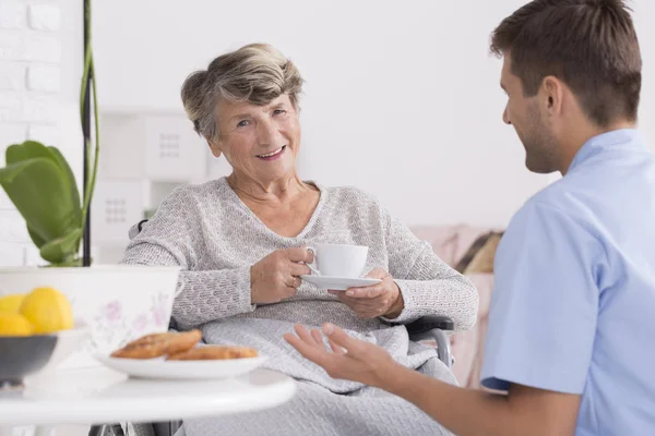 Het drinken van thee in verpleeghuis senior — Stockfoto