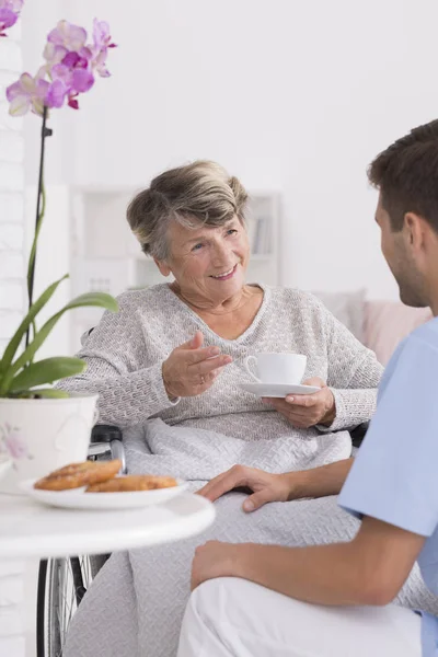 Abuela hablando con el cuidador — Foto de Stock