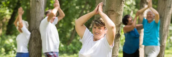 Yoga instructeur helpen ouderen stagiairs — Stockfoto